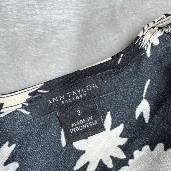 Ann Taylor Factory Black Cream Floral A line Short Sleeve Surplice Dress Size 2 - Picture 15 of 16